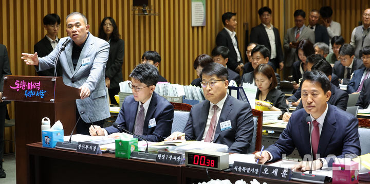 [서울=뉴시스] 김선웅 기자 = '정치브로커'로 알려진 명태균 씨가 23일 서울시청에서 열린 국회 행정안전위원회의 서울특별시에 대한 국정감사에 증인으로 출석해 의원 질의에 답변하는 옆으로 오세훈 서울시장이 자리에 앉아있다. 2025.10.23. mangusta@newsis.com