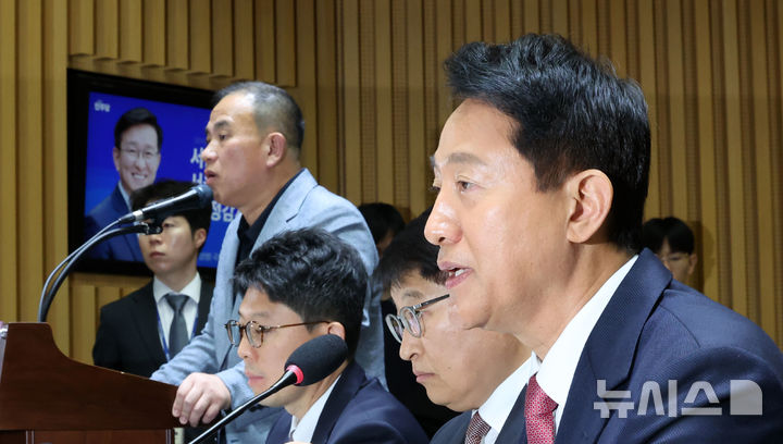 [서울=뉴시스] 김선웅 기자 = 오세훈 서울시장이 23일 서울시청에서 열린 국회 행정안전위원회의 서울특별시에 대한 국정감사에서 의원 질의에 답변하는 옆으로 명태균 증인이 증언대에 서있다. 2025.10.23. mangusta@newsis.com