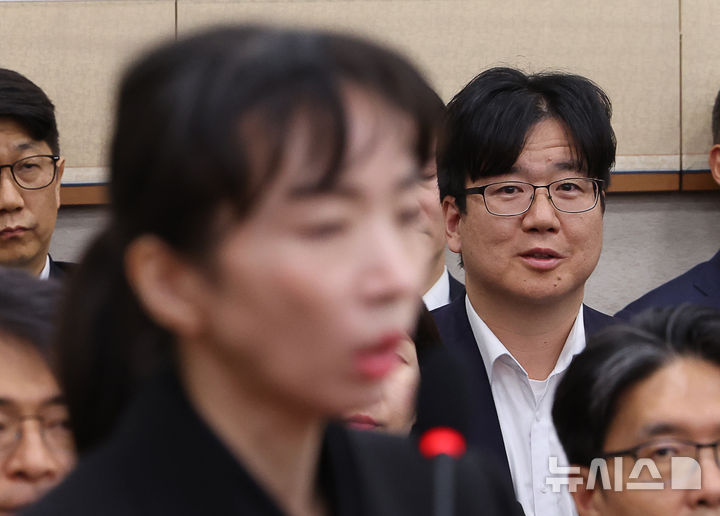 이주연 수사관 질의 답변 듣는 최재현 검사