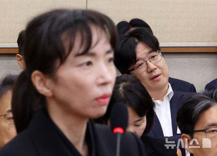 [서울=뉴시스] 김명년 기자 = 최재현 서울중앙지검 부부장검사가 23일 오전 서울 여의도 국회 법제사법위원회에서 열린 서울고등검찰청-서울중앙지방검찰청 등에 대한 국정감사에서 질의에 답하는 이모 서울남부지검 수사관을 바라보고 있다. 2025.10.23. kmn@newsis.com