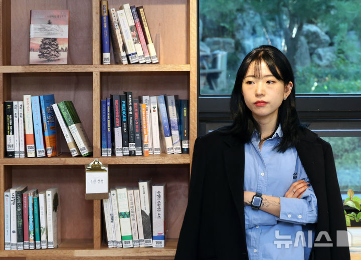 [서울=뉴시스] 배훈식 기자 = 연작소설집 '아무도 오지 않는 곳에서' 천선란 작가가 23일 오후 서울 중구 남산책방에서 뉴시스와 인터뷰 전 포즈를 취하고 있다. 2025.10.23. dahora83@newsis.com