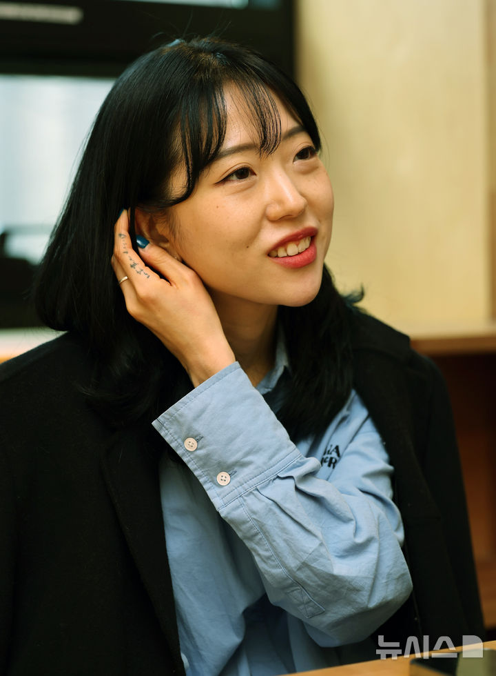 [서울=뉴시스] 배훈식 기자 = 연작소설집 '아무도 오지 않는 곳에서' 천선란 작가가 23일 오후 서울 중구 남산책방에서 뉴시스와 인터뷰하고 있다. 2025.10.23. dahora83@newsis.com