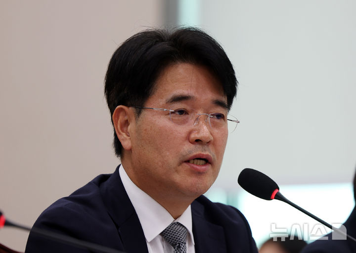 [서울=뉴시스] 김명년 기자 = 박재억 수원지방검찰청 검사장이 지난달 23일 오전 서울 여의도 국회 법제사법위원회에서 열린 서울고등검찰청-서울중앙지방검찰청 등에 대한 국정감사에서 질의에 답하고 있다. 2025.10.23. kmn@newsis.com