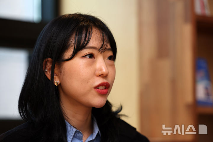 [서울=뉴시스] 배훈식 기자 = 연작소설집 '아무도 오지 않는 곳에서' 천선란 작가가 23일 오후 서울 중구 남산책방에서 뉴시스와 인터뷰하고 있다. 2025.10.23. dahora83@newsis.com