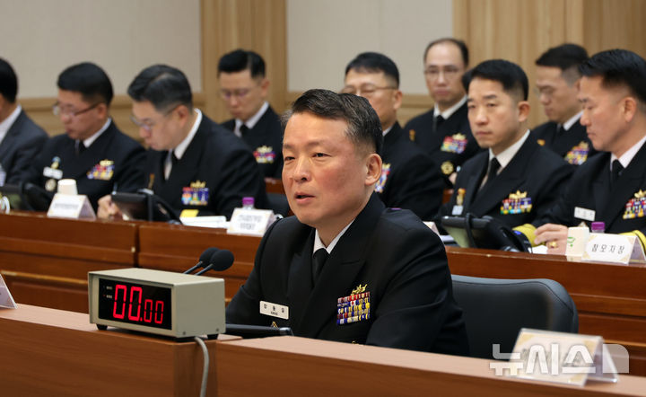 [계룡대=뉴시스] 강종민 기자 = 23일 충남 계룡시 계룡대에서 열린 국회 국방위원회의 해군본부에 대한 국정감사에서 강동길 해군 참모총장이 의원 질의에 답변하고 있다. 2025.10.23. ppkjm@newsis.com