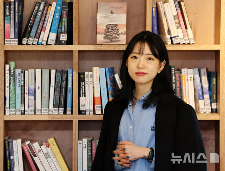 [서울=뉴시스] 배훈식 기자 = 연작소설집 '아무도 오지 않는 곳에서' 천선란 작가가 23일 오후 서울 중구 남산책방에서 뉴시스와 인터뷰 전 포즈를 취하고 있다. 2025.10.23. dahora83@newsis.com