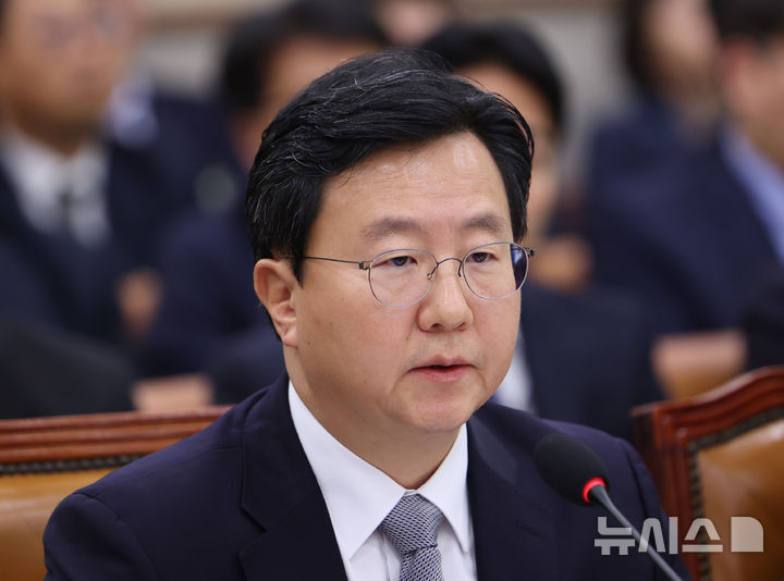 [서울=뉴시스] 김명년 기자 = 정진우 서울중앙지검 검사장이 지난달 23일 오후 서울 여의도 국회 법제사법위원회에서 열린 서울고등검찰청-서울중앙지방검찰청 등에 대한 국정감사에서 질의에 답하고 있다. 2025.10.23. kmn@newsis.com