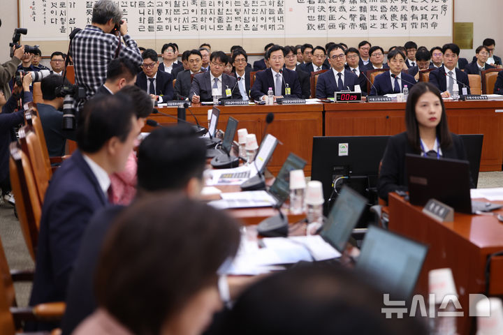 [서울=뉴시스] 김명년 기자 = 정진우 서울중앙지검 검사장이 23일 오후 서울 여의도 국회 법제사법위원회에서 열린 서울고등검찰청-서울중앙지방검찰청 등에 대한 국정감사에서 질의에 답하고 있다. 2025.10.23. kmn@newsis.com