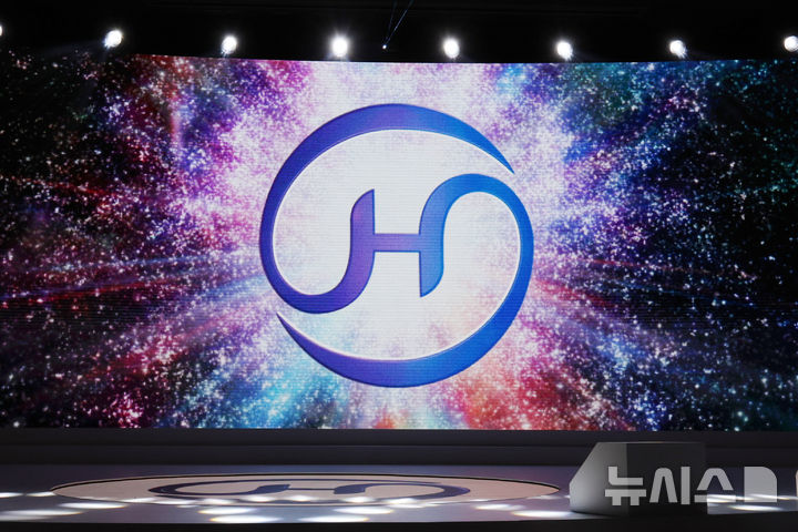 [서울=뉴시스] 조성우 기자 = 23일 오후 서울 용산구 그랜드 하얏트호텔에서 열린 한진그룹 80주년 기념식 매체설명회에서 새로운 그룹 CI가 공개되고 있다. 2025.10.23. xconfind@newsis.com