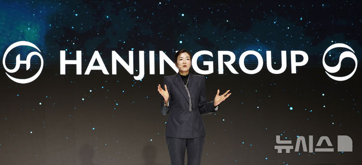 [서울=뉴시스] 조성우 기자 = 조현민 한진 사장이 23일 오후 서울 용산구 그랜드 하얏트호텔에서 열린 한진그룹 80주년 기념식 매체설명회에서 '비전 2045'를 발표하고 있다. 2025.10.23. xconfind@newsis.com