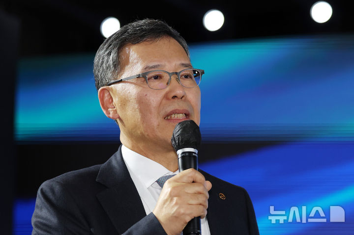 [서울=뉴시스] 조성우 기자 = 류경표 한진칼 부회장이 23일 오후 서울 용산구 그랜드 하얏트호텔에서 열린 한진그룹 80주년 기념식 매체설명회에서 취재진 질문에 답하고 있다. 2025.10.23. xconfind@newsis.com