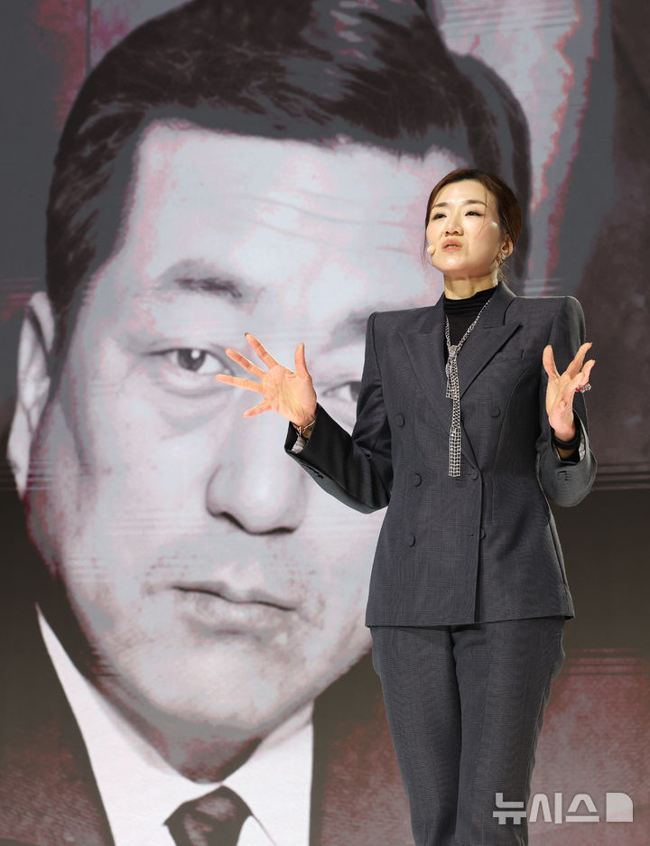 [서울=뉴시스] 조성우 기자 = 조현민 한진 사장이 23일 오후 서울 용산구 그랜드 하얏트호텔에서 열린 한진그룹 80주년 기념식 매체설명회에서 '비전 2045'를 발표하고 있다. 2025.10.23. xconfind@newsis.com