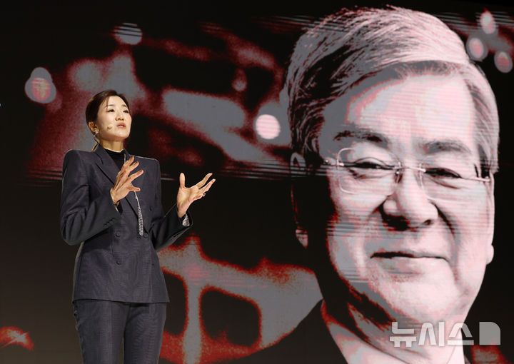 [서울=뉴시스] 조성우 기자 = 조현민 한진 사장이 23일 오후 서울 용산구 그랜드 하얏트호텔에서 열린 한진그룹 80주년 기념식 매체설명회에서 '비전 2045'를 발표하고 있다. 2025.10.23. xconfind@newsis.com