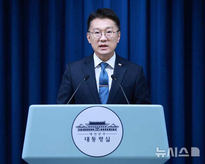 [서울=뉴시스] 고범준 기자 = 김남준 대변인이 23일 서울 용산 대통령실 청사에서 대수보 회의 결과 관련 브리핑을 하고 있다. 2025.10.23. bjko@newsis.com