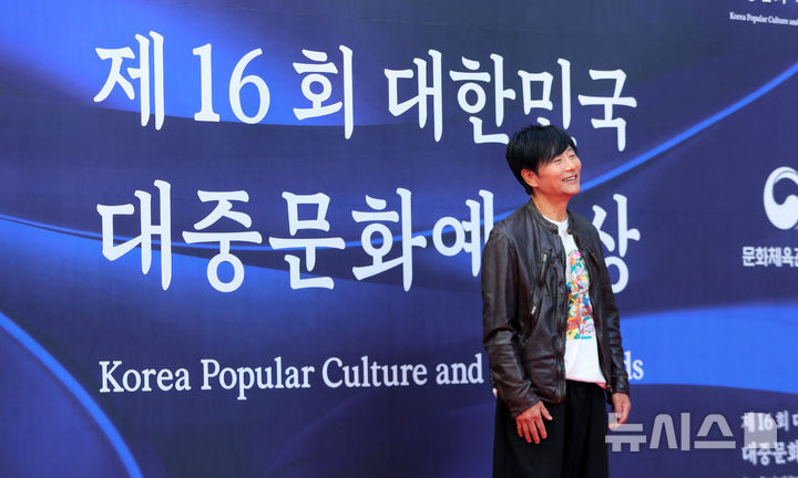 [서울=뉴시스] 김혜진 기자 = 기타리스트 최희선이 23일 오후 서울 중구 국립극장에서 열린 제16회 대한민국 대중문화예술상에서 레드카펫을 밟고 있다. 2025.10.23. jini@newsis.com