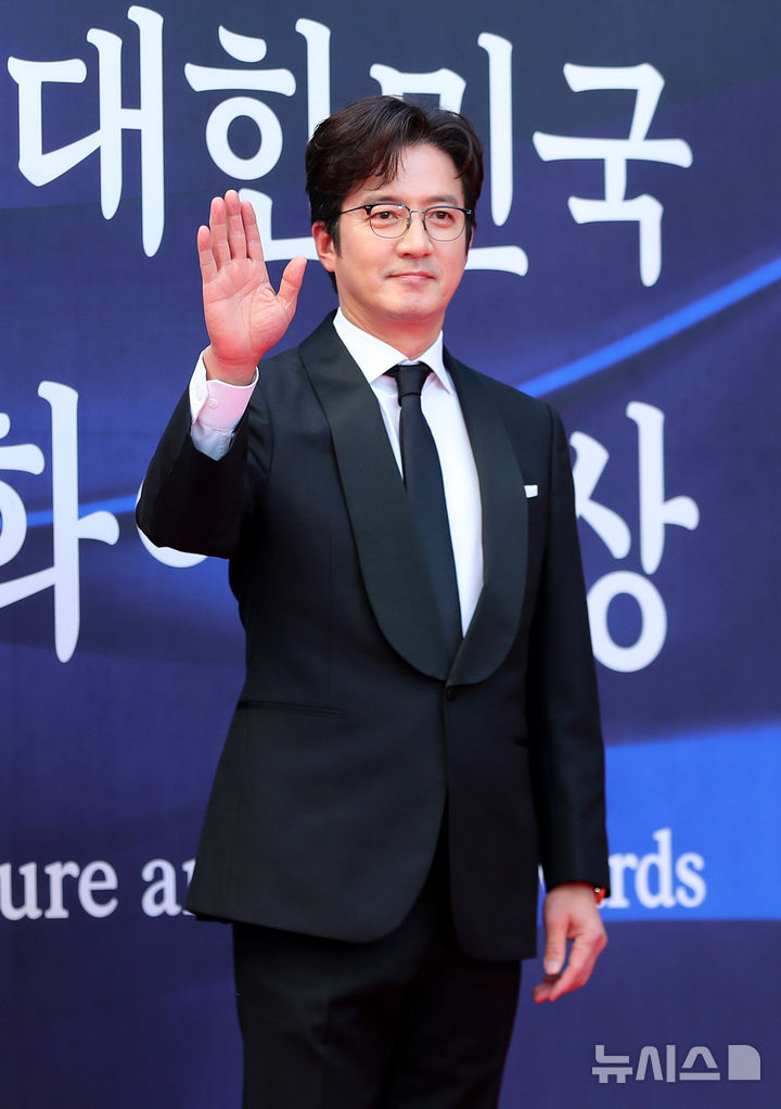 [서울=뉴시스] 김혜진 기자 = 배우 정준호가 23일 오후 서울 중구 국립극장에서 열린 제16회 대한민국 대중문화예술상에서 레드카펫을 밟고 있다. 2025.10.23. jini@newsis.com