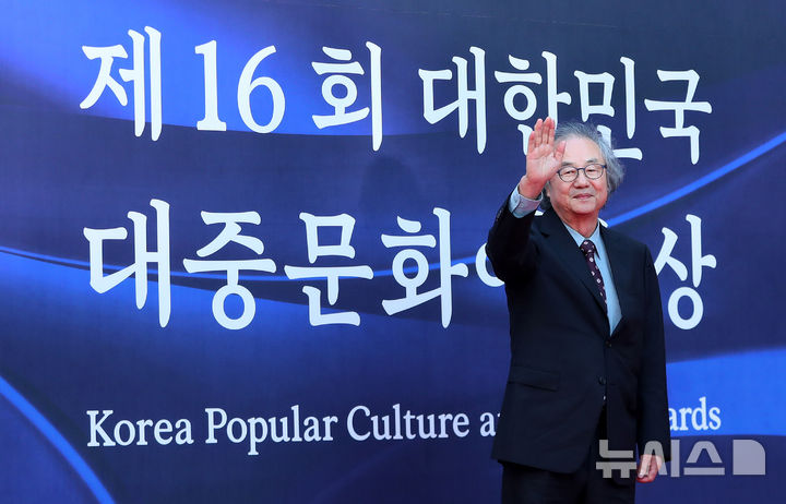 [서울=뉴시스] 김혜진 기자 = 배우 정동환이 23일 오후 서울 중구 국립극장에서 열린 제16회 대한민국 대중문화예술상에서 레드카펫을 밟고 있다. 2025.10.23. jini@newsis.com