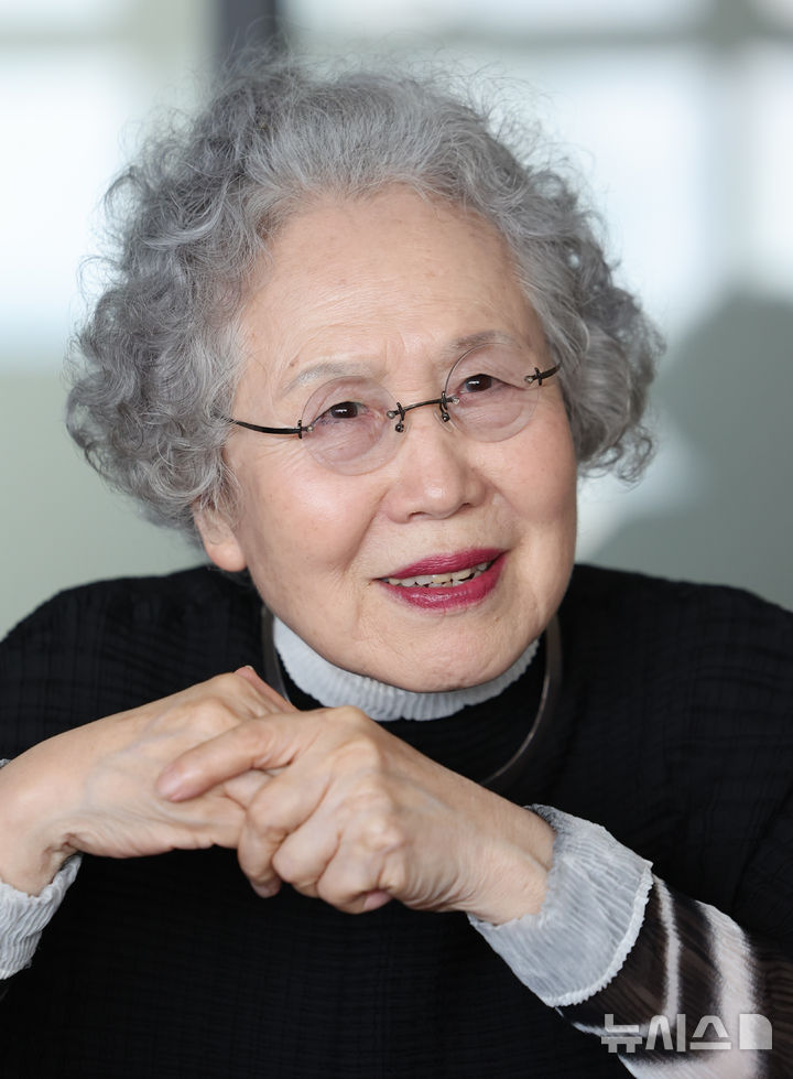 [서울=뉴시스] 황준선 기자 = 배우 박정자가 23일 서울 동작구 원불교소태산기념관에서 뉴시스와 인터뷰를 하고 있다. 2025.10.23. hwang@newsis.com