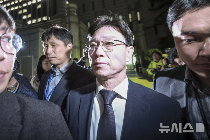 [서울=뉴시스] 정병혁 기자 = 임성근 전 해병대 1사단장이 23일 서울 서초구 서울중앙지방법원에서 열린 영장실질심사를 마친 뒤 나오고 있다. 2025.10.23 jhope@newsis.com