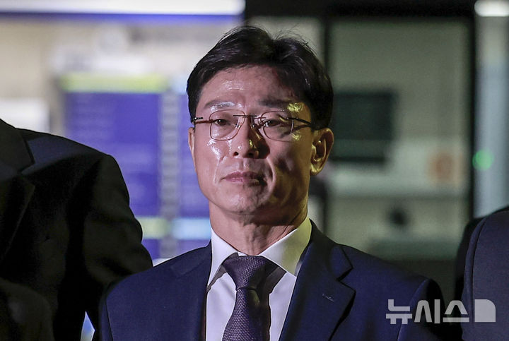 [서울=뉴시스] 정병혁 기자 = 임성근 전 해병대 1사단장이 23일 서울 서초구 서울중앙지방법원에서 열린 영장실질심사를 마친 뒤 나오고 있다. 2025.10.23 jhope@newsis.com