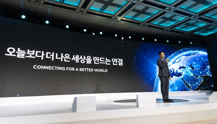 [서울=뉴시스] 이영환 기자 = 조원태 한진그룹 회장이 23일 오후 서울 용산구 그랜드 하얏트호텔에서 열린 한진그룹 80주년 기념행사에서 인사말을하고 있다. (사진=한진그룹 제공) 2025.10.23. photo@newsis.com *재판매 및 DB 금지