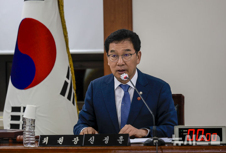 [서울=뉴시스] 정병혁 기자 = 신정훈 국회 행정안전위원장이 23일 서울 종로구 서울경찰청에서 열린 국회 행정안전위원회의 서울경찰청에 대한 국정감사에서 개의 선언을 하고 있다. 2025.10.23 jhope@newsis.com