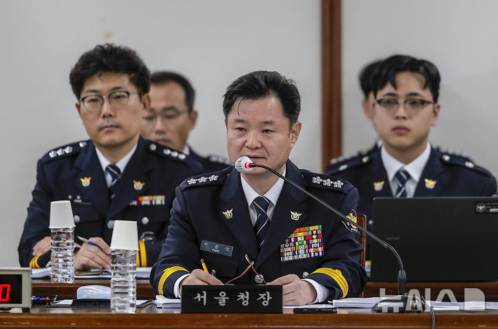 [서울=뉴시스] 정병혁 기자 = 박정보 서울경찰청장이 지난해 10월 서울 종로구 서울경찰청에서 열린 국회 행정안전위원회의 서울경찰청에 대한 국정감사에서 질의에 답하고 있다. 2025.10.23 jhope@newsis.com