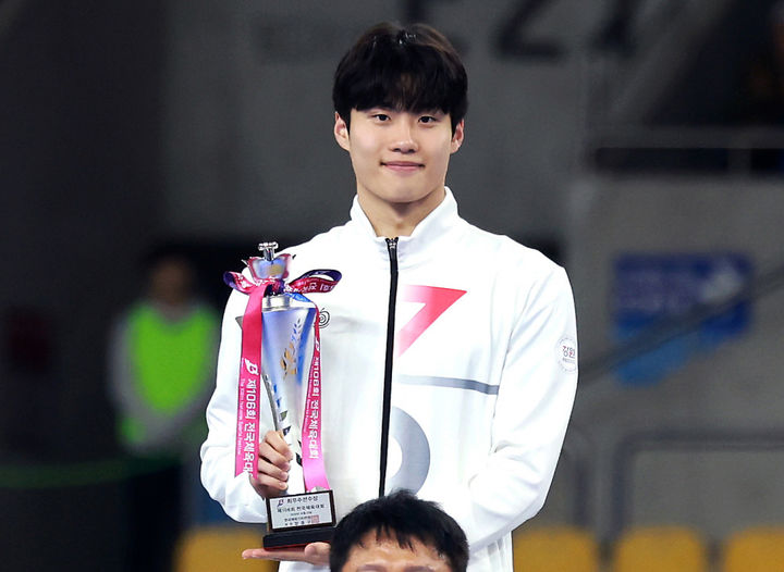 [서울=뉴시스] 이영환 기자 = 황선우가 23일 부산 아시아드주경기장에서 열린 제106회 전국체육대회 폐회식에서 최우수선수(MVP) 상을 수여 받은 뒤 기념촬영을 하고 있다. (사진=대한체육회 제공) 2025.10.23. photo@newsis.com *재판매 및 DB 금지