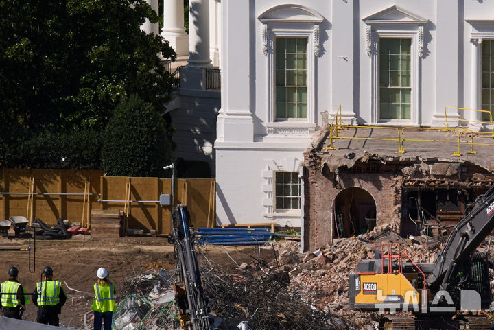 [워싱턴=AP/뉴시스] 23일(현지 시간) 워싱턴 백악관 이스트윙이 새 연회장을 짓기 위해 철거 작업이 이어지고 있다. 지난 20일부터 철거를 시작한 이스트윙 철거는 트럼프 행정부가 연회장 계획안 심사도 전에 철거부터 시작하면서 백악관의 역사적 가치를 훼손했다는 지적과 비난을 받고 있다. 2025.10.24.