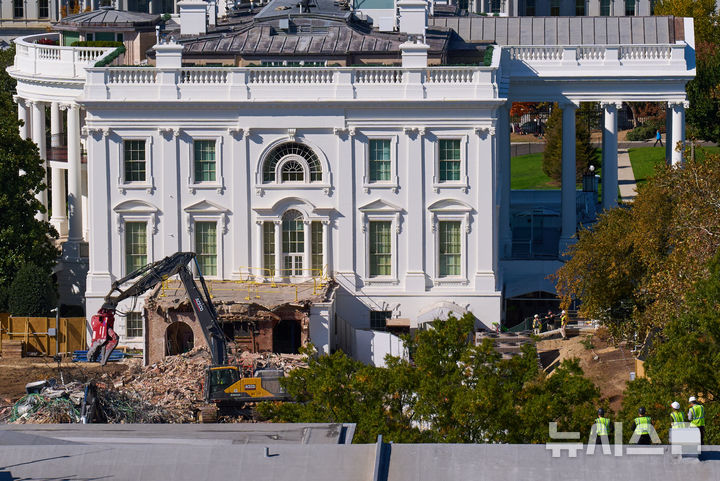 [워싱턴=AP/뉴시스] 23일(현지 시간) 워싱턴 백악관 이스트윙이 새 연회장을 짓기 위해 철거 작업이 이어지고 있다. 지난 20일부터 철거를 시작한 이스트윙 철거는 트럼프 행정부가 연회장 계획안 심사도 전에 철거부터 시작하면서 백악관의 역사적 가치를 훼손했다는 지적과 비난을 받고 있다. 2025.10.24.