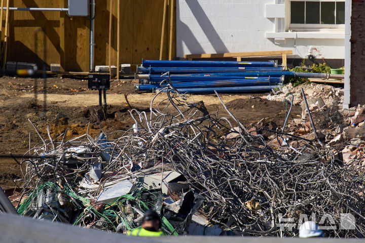 [워싱턴=AP/뉴시스] 23일(현지 시간) 워싱턴 백악관 이스트윙이 새 연회장을 짓기 위해 철거 작업이 이어지고 있다. 지난 20일부터 철거를 시작한 이스트윙 철거는 트럼프 행정부가 연회장 계획안 심사도 전에 철거부터 시작하면서 백악관의 역사적 가치를 훼손했다는 지적과 비난을 받고 있다. 2025.10.24.