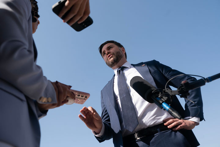 [텔아비브=AP/뉴시스] 사흘간의 이스라엘 방문을 마친 JD 밴스 미국 부통령이 지난 23일(현지 시간) 텔아비브 벤구리온 국제공항에서 귀국행 전용기 '에어포스 투'에 탑승하기 전 취재진과 얘기하고 있다. 2025.10.29.