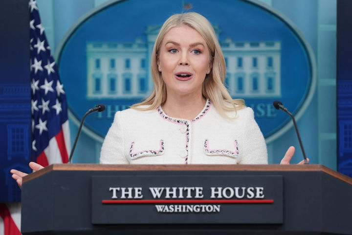 [워싱턴=AP/뉴시스]캐럴라인 레빗 백악관 대변인이 23일(현지 시간) 백악관 정례브리핑을 진행하고 있다. 2025.10.24.