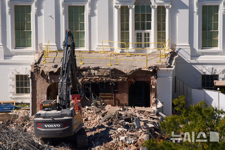 [워싱턴=AP/뉴시스] 23일(현지 시간) 워싱턴 백악관 이스트윙이 새 연회장을 짓기 위해 철거 작업이 이어지고 있다. 지난 20일부터 철거를 시작한 이스트윙 철거는 트럼프 행정부가 연회장 계획안 심사도 전에 철거부터 시작하면서 백악관의 역사적 가치를 훼손했다는 지적과 비난을 받고 있다. 2025.10.24.