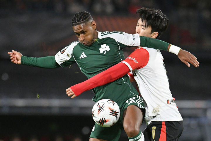 [로테르담=AP/뉴시스] 페예노르트(네덜란드)의 황인범(오른쪽)이 23일(현지 시간) 네덜란드 로테르담의 스타디온 페예노르트에서 열린 2025-26 유럽축구연맹(UEFA) 유로파리그(UEL) 리그 페이즈 3차전 파나티나이코스(그리스)와 경기 중 공을 다투고 있다. 황인범은 전반을 소화했고, 페예노르트는 3-1로 승리하며 UEL 첫 승을 올렸다. 2025.10.24.