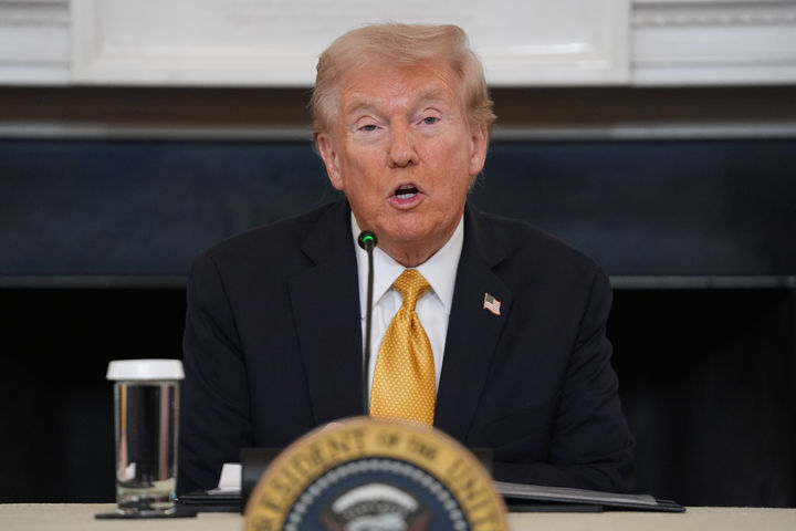 [워싱턴=AP/뉴시스] 도널드 트럼프 미국 대통령이 지난 23일(현지 시간) 백악관에서 범죄 카르텔 대응 관련 회의를 주재하며 발언하고 있다. 2025.10.26.