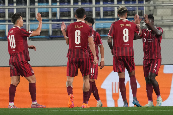 [바카토폴라=AP/뉴시스] 미트윌란(덴마크)의 조규성(왼쪽)이 23일(현지 시간) 세르비아 바카토폴라의 TSC 아레나에서 열린 2025-26 유럽축구연맹(UEFA) 유로파리그(UEL) 리그 페이즈 3차전 마카비 텔아비브(이스라엘)와 경기 전반 43분 프랑쿨리노 지유의 선제골에 동료들과 함께 축하하고 있다. 조규성은 전반을 소화했고 미트윌란은 3-0으로 승리해 3연승으로 UEL 선두에 올랐다. 2025.10.24.