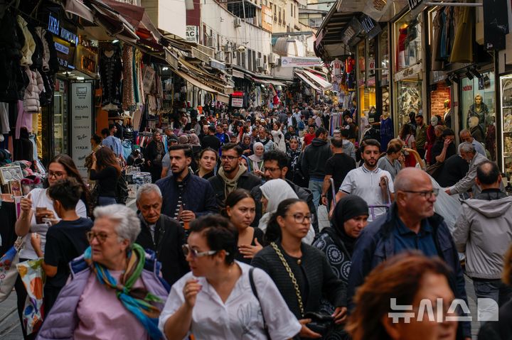 [이스탄불=AP/뉴시스]터키 이스탄불의 일상.