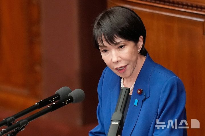 [도쿄=AP/뉴시스] 다카이치 사나에 일본 총리가 지난 24일 도쿄에서 열린 중의원(하원)·참의원(상원) 양원 본회의에서 연설하고 있다. 2025.10.26.