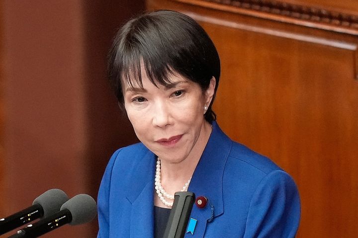 [도쿄=AP/뉴시스] 마이니치신문에 따르면 다카이치 총리는 출국에 앞서 도쿄 하네다공항에서 기자들과 만나 "아세안 정상들과의 신뢰 관계를 심화해 의미 있는 성과를 거두고 싶다"며 "세계의 중심에서 당당히 빛나는 일본 외교를 적극 추진하겠다"고 말했다. 사진은 다카이치 사나에 일본 총리. 2025.10.25.