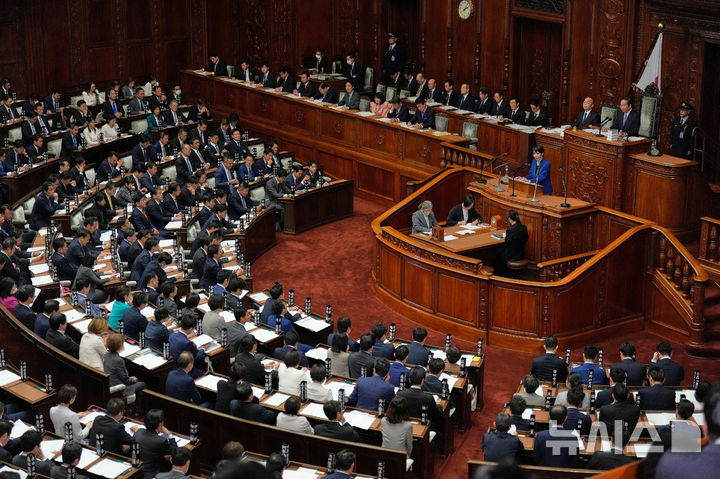 [도쿄=AP/뉴시스] 다카이치 사나에 일본 총리가 지난 10월 24일 도쿄에서 열린 중의원(하원)·참의원(상원) 양원 본회의에서 연설하고 있다. 2025.12.01.