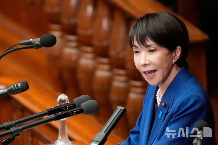 [도쿄=AP/뉴시스] 다카이치 사나에 일본 총리가 24일 도쿄에서 열린 중의원(하원)·참의원(상원) 양원 본회의에서 연설하고 있다. 2025.10.24.