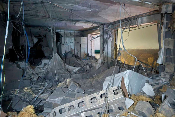 [크라스노고르스크=AP/뉴시스] 25일(현지 시간) AP통신에 따르면 이날 새벽까지 이어진 러시아의 공습으로 최소 3명이 숨지고 17명이 부상했다. 사진은 24일(현지 시간) 러시아 모스크바 인근 크라스노고르스크의 아파트가 우크라이나의 드론 공격을 받아 내부가 파괴돼 있다. 2025.10.25.