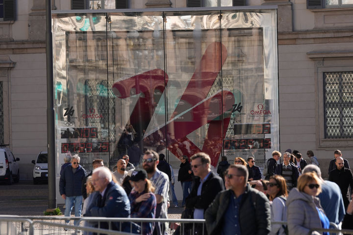 [밀라노=AP/뉴시스] 2026 밀라노·코르티나담페초 동계올림픽 카운트다운 시계. 2025.10.24