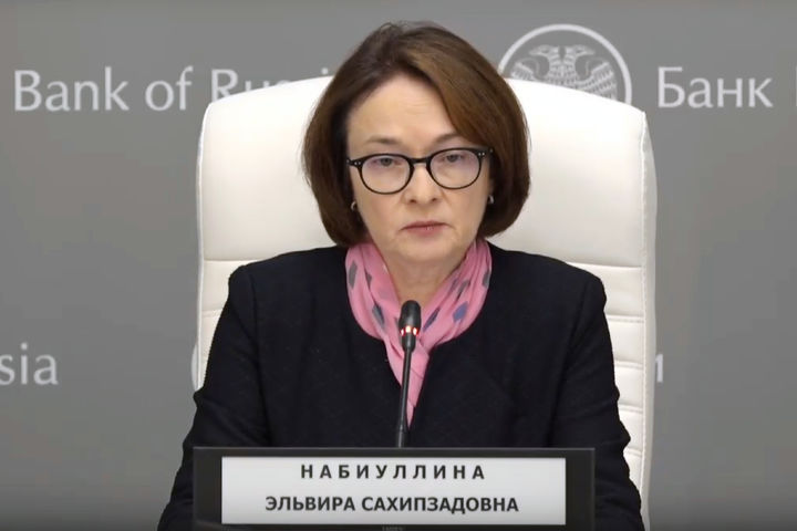 [모스크바=AP/뉴시스] 엘비라 나비울리나 러시아 중앙은행 총재가 24일(현지 시간) 모스크바에서 열린 이사회 회의 후 기자회견을 하고 있다. 중앙은행은 이날 기준금리를 16.5%로 0.5%포인트 인하했다. 4차례 연속 인하지만, 나비올리나 총재는 "물가 목표를 위해 당분간 긴축적인 통화정책을 유지할 것"이라고 밝혔다. 2025.10.24.