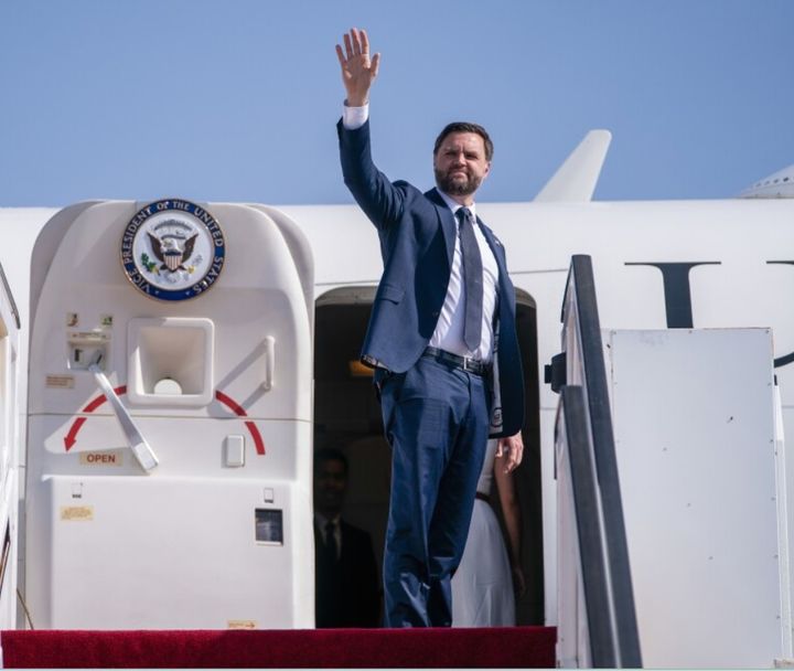 [벤구리온=AP/뉴시스] JD 밴스 미국 부통령은 23일 사흘간의 이스라엘 방문을 마치고 벤구리온 국제공항을 통해 돌아가면서 손을 흔들고 있다.2025.10.24. *재판매 및 DB 금지