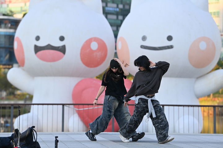 하남을 배경으로 댄스 필름 챌린지 영상을 제작 중인 인플루언서들. (사진=하남시 제공) photo@newsis.com *재판매 및 DB 금지