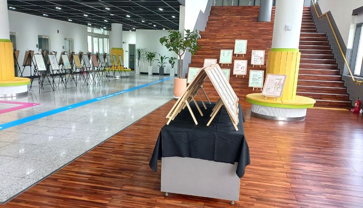 [횡성=뉴시스] 성인문해교육 시화전 순회작품 전시. (사진=횡성군 제공) 2025.10.24. photo@newsis.com *재판매 및 DB 금지