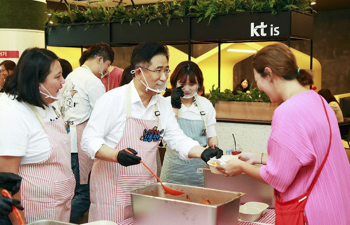 [서울=뉴시스] 김종만 KTis 고객본부 전무(왼쪽 두번째)가 KT 고객센터에 마련된 분식 나눔 행사에 직접 참여해 직원들과 함께하고 있다. (사진=KTis 제공) 2025.10.24. photo@newsis.com *재판매 및 DB 금지