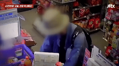 [뉴시스]중년 남성 손님이 20세의 편의점 아르바이트생에게 폭언과 폭력을 가하는 모습이다. (영상=JTBC 사건반장 캡처) *재판매 및 DB 금지